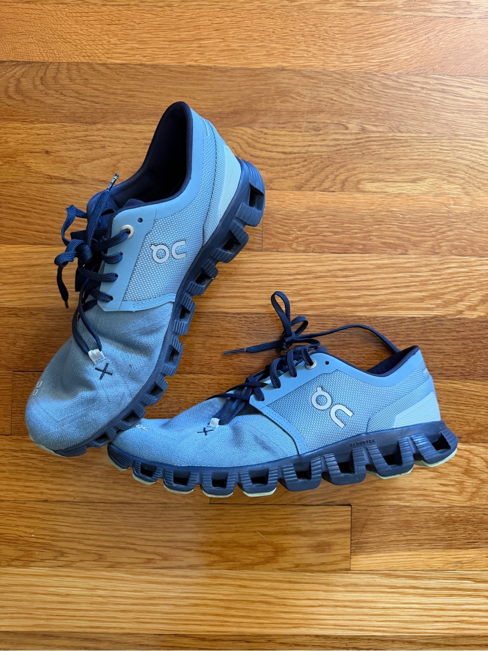On Running Women's Light Blue and Navy Cloud-Style Lace-Up Sneakers